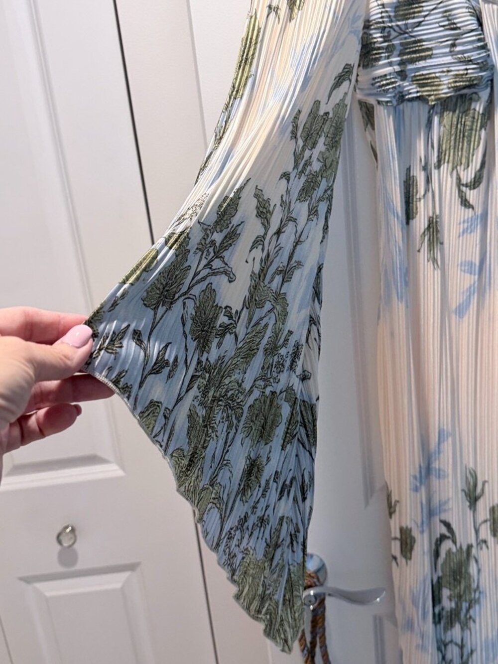 Plus size Maxi dress (size 14-16), sexy curves, low cut front. - Picture 4 of 5